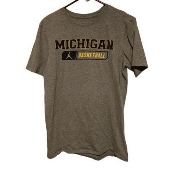 Michigan Basketball Size Medium The Nike Tee Athletic Cut T-Shirt - Picture 1 of 4
